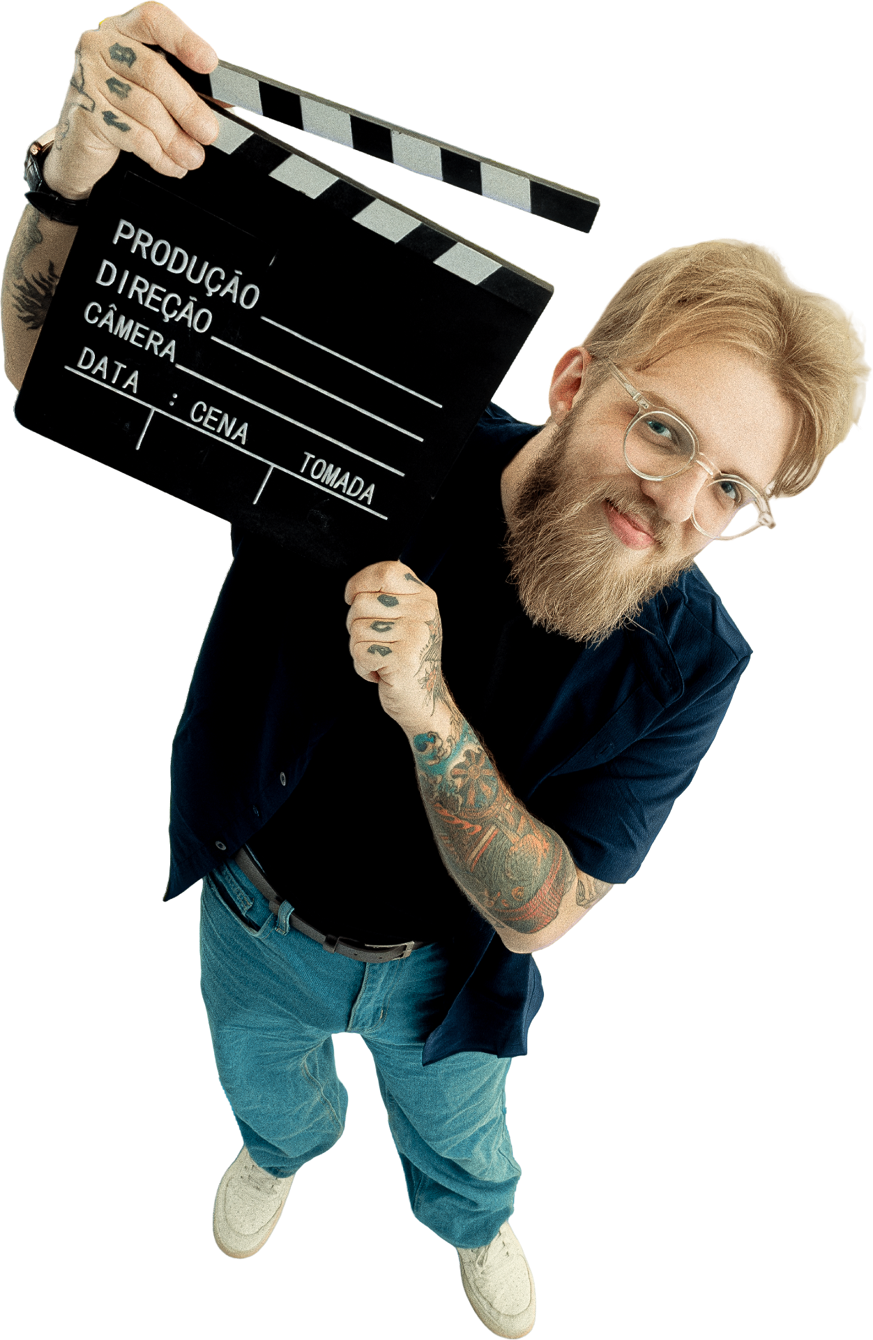 Lucas Reichert, fundador do Aprofundo Creators, segurando uma claquete de cinema